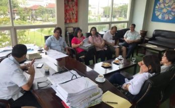 Iloilo Governor Arthur Defensor Jr. presides over yesterday's (Sunday) meeting of department heads at the capitol to tackle on the problems posed by the dengue outbreak.