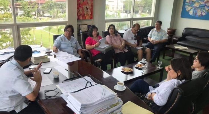 Iloilo Governor Arthur Defensor Jr. presides over yesterday's (Sunday) meeting of department heads at the capitol to tackle on the problems posed by the dengue outbreak.