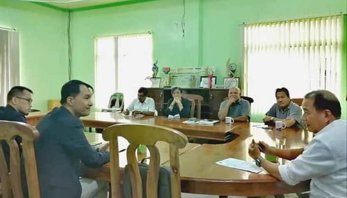 Dr. Raul Banias (right) Municipal Mayor of Concepcion, Iloilo meets with Mr. Sang-back Lee, Country Director for PH of KOICA (2nd from left). With Vice Mayor Milliard Villanueva and Francis Afable.