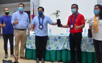 Iloilo Gov. Arthur Defensor Jr. (center) receiving the 'Iloilo Tree' seedling from Capiz Gov. Esteban 'Nonoy' Contreras (4th from left). Iloilo Board Member Rolly Distura (2nd from left) witnesses the symbolic turnover.*