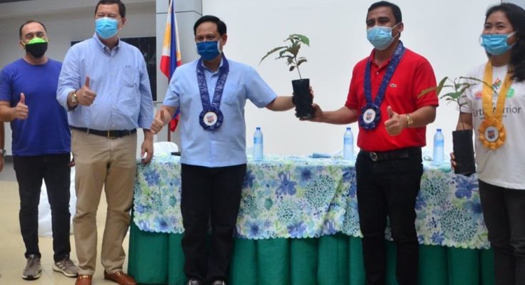 Iloilo Gov. Arthur Defensor Jr. (center) receiving the 'Iloilo Tree' seedling from Capiz Gov. Esteban 'Nonoy' Contreras (4th from left). Iloilo Board Member Rolly Distura (2nd from left) witnesses the symbolic turnover.*