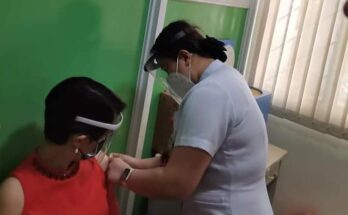 Dr. Ma. Sylvia Teresa de Pili of Iloilo St. Paul's Hospital is being injected with the CoronaVac COVID-19 vaccine. (via Aksyon Radyo Iloilo)