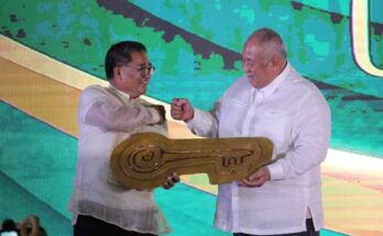 Outgoing Samuel Gumarin and incoming Governor Rahman Nava