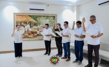 The governor (left) inducts (left to right) mayors Gando, Gumarin, Gajo, Galila, and Vilches.